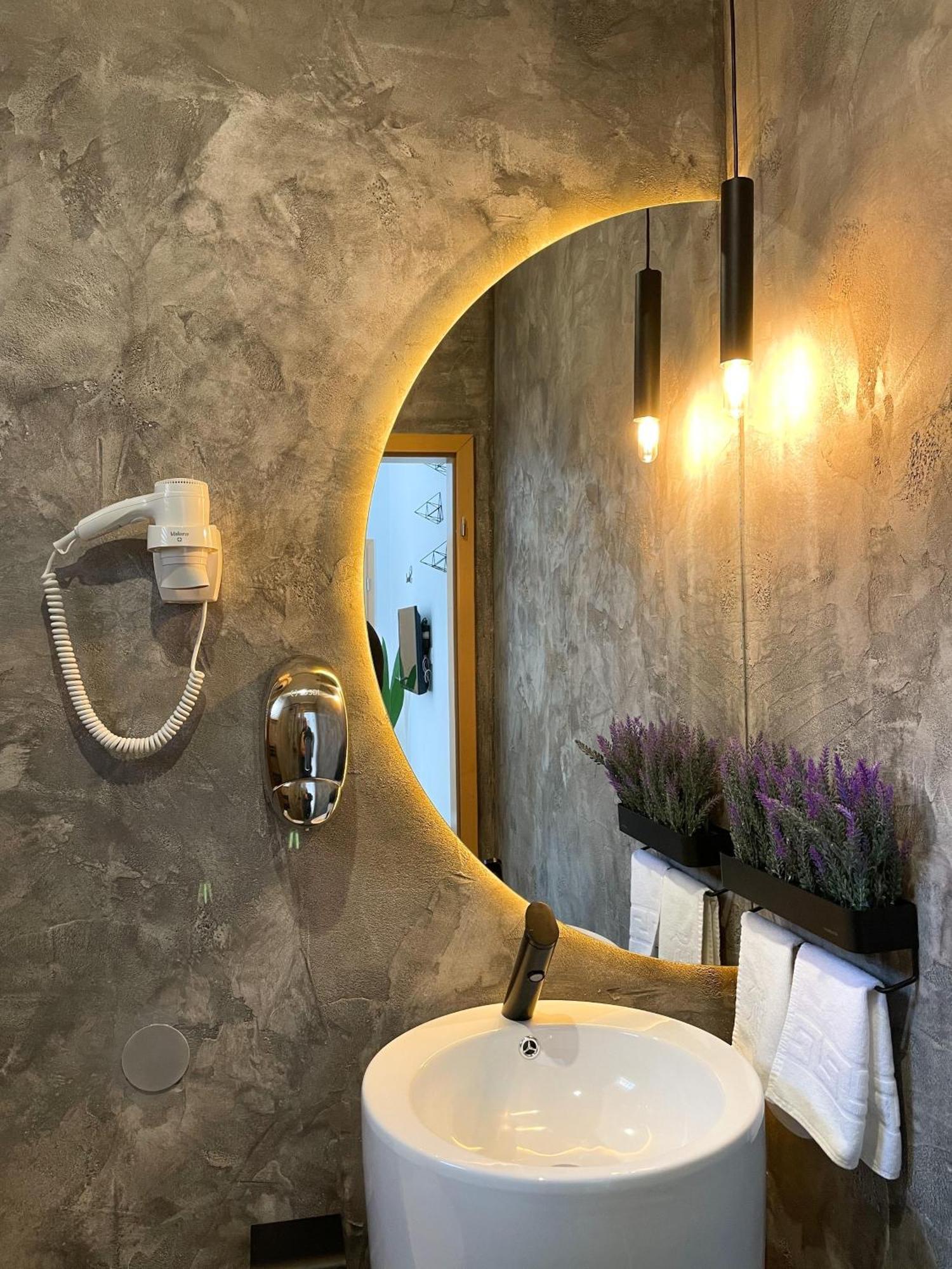 Shard Boutique Hotel-Adult Only Брашов Екстериор снимка